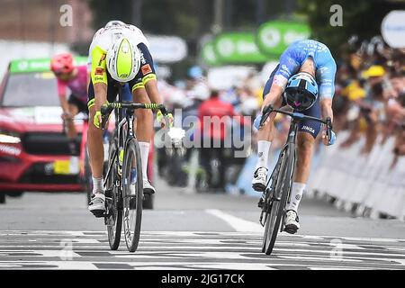 Calais, France, France. 6th juillet 2022. TACO VAN DER HOORN (Allemagne) de Team Intermarche-Wanty-Gobert Materiaux et SIMON CLARKE (Australie) de Team Israel-Premier Tech (en bleu) pendant le Tour de France 2022, course cycliste Stage 5, Lille Metropole à Arenberg porte du Hainaut (157 km). Clarke gagne la scène par pouces. (Image de crédit : © Matthieu Mirville/ZUMA Press Wire) Banque D'Images