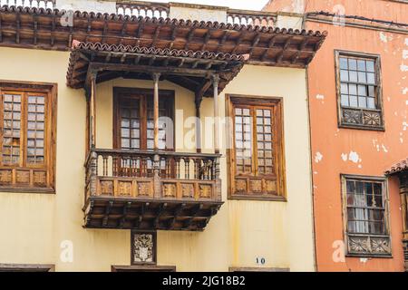 La Orotava, Ténérife, Espagne, 21 juin 2022. Balcon typique en bois à la Orotava, îles Canaries, Espagne. Banque D'Images