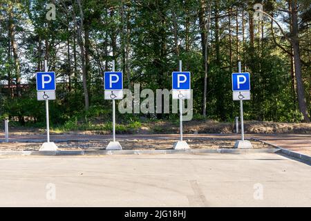 Panneaux de stationnement pour les personnes handicapées dans le parc Banque D'Images