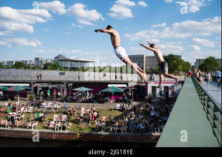 03.07.2022, Berlin, Allemagne, Europe - deux jeunes hommes sautent du pont Gustav-Heinemann dans la rivière Spree, lors d'une chaude journée d'été. Banque D'Images