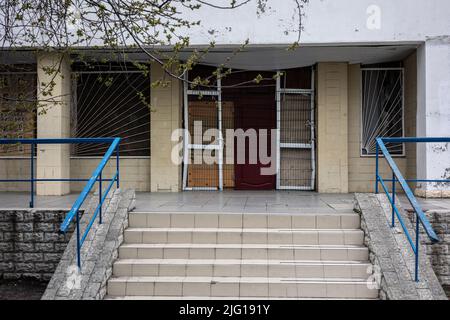 KIEV, UKRAINE - APR 21, 2022: Toutes les fenêtres de l'école secondaire de Poznyaky ont été soufflées par la vague de souffle, son par le missile de croisière Kalibr à la Banque D'Images