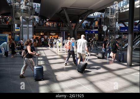 03.07.2022, Berlin, Allemagne, Europe - vue intérieure montre les voyageurs ferroviaires à la gare centrale de Berlin dans le quartier de Mitte. Banque D'Images