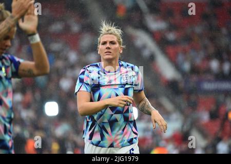 MANCHESTER, ROYAUME-UNI. JUILLET 6th Millie Bright of England s'échauffe avant le match d'ouverture de l'UEFA Women's Euro 2022 dans le groupe A entre l'Angleterre et l'Autriche à Old Trafford, Manchester, le mercredi 6th juillet 2022. (Credit: Pat Scaasi | MI News) Credit: MI News & Sport /Alay Live News Banque D'Images