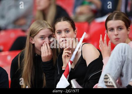 MANCHESTER, ROYAUME-UNI. JUL 6th fans avant le match d'ouverture de l'UEFA Women's Euro 2022 dans le groupe A entre l'Angleterre et l'Autriche à Old Trafford, Manchester, le mercredi 6th juillet 2022. (Credit: Pat Scaasi | MI News) Credit: MI News & Sport /Alay Live News Banque D'Images