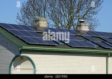 De nombreux panneaux solaires photovoltaïques montés sur l'ancien grand toit de maison en bois, toit de panneaux solaires Banque D'Images