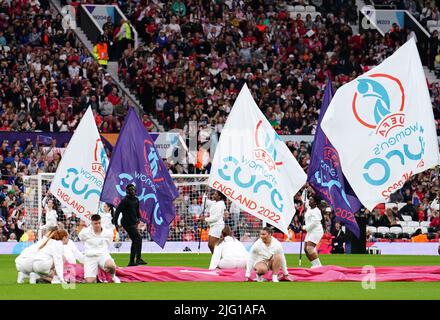 Une vue d'ensemble des artistes lors de la cérémonie d'ouverture du match de l'UEFA Women's Euro 2022 Group A à Old Trafford, Manchester. Date de la photo: Mercredi 6 juillet 2022. Banque D'Images