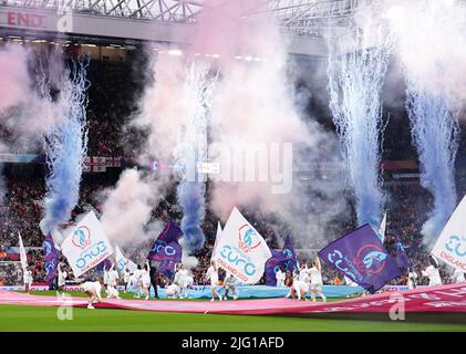 Une vue d'ensemble des artistes lors de la cérémonie d'ouverture du match de l'UEFA Women's Euro 2022 Group A à Old Trafford, Manchester. Date de la photo: Mercredi 6 juillet 2022. Banque D'Images