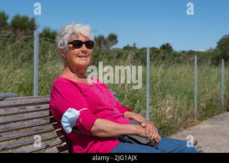 Portrait d'une femme âgée à l'extérieur, souriant avec bonheur Banque D'Images