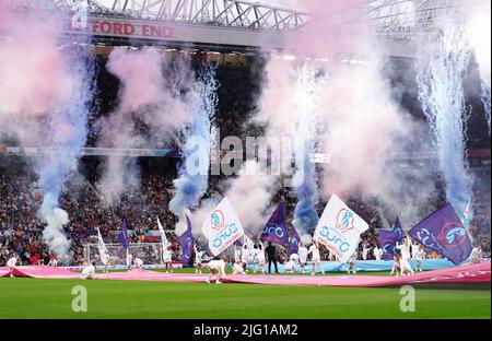 Une vue d'ensemble des artistes lors de la cérémonie d'ouverture du match de l'UEFA Women's Euro 2022 Group A à Old Trafford, Manchester. Date de la photo: Mercredi 6 juillet 2022. Banque D'Images