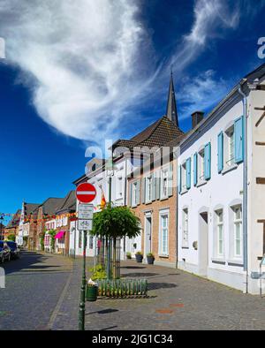 Wachtendonk, Allemagne - 2 juillet. 2022: Typique du Rhin inférieur (Niederrhein) rue pavée vide dans le village allemand avec de vieilles maisons colorées Banque D'Images