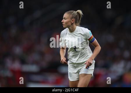 MANCHESTER, ROYAUME-UNI. 6th JUIL Leah Williamson, d'Angleterre, dans le brassard de son capitaine arc-en-ciel, avant le match d'ouverture de l'UEFA Women's Euro 2022 dans le groupe A entre l'Angleterre et l'Autriche à Old Trafford, Manchester, le mercredi 6th juillet 2022. (Credit: Pat Scaasi | MI News) Credit: MI News & Sport /Alay Live News Banque D'Images