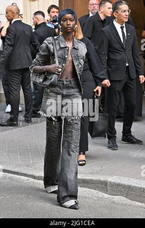 Anok Yai assistant au spectacle Balenciaga pendant la haute-Couture PFW à Paris, France sur 6 juillet 2022. Photo de Julien Reynaud/APS-Medias/ABACAPRESS.COM Banque D'Images