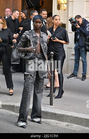 Anok Yai assistant au spectacle Balenciaga pendant la haute-Couture PFW à Paris, France sur 6 juillet 2022. Photo de Julien Reynaud/APS-Medias/ABACAPRESS.COM Banque D'Images