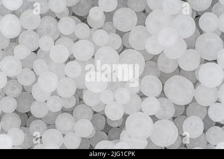 Billes d'hydroxyde de sodium ou lye - gros plan sur les granules blancs, largeur de l'image 19mm Banque D'Images