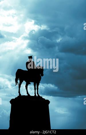 Silhouette de la statue de Mustafa Kemal Ataturk à Ulus Ankara avec ciel nuageux. 19th mai ou 19 mai ou 30th août ou 30 agustos ou 29th octobre ou 29 Banque D'Images