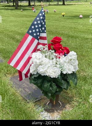 Drapeaux et fleurs du jour commémoratif du cimetière dans une urne, 2022. Banque D'Images