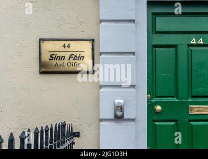 Le signe pour Sinn Féin, le parti politique irlandais, devant leurs bureaux à Parnell Square à Dublin, en Irlande. Banque D'Images