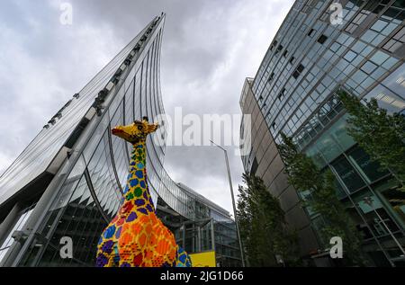 Berlin, Allemagne. 09th juin 2022. Une girafe géante en briques Lego se dresse dans l'architecture de verre futuriste du Sonycenter et annonce le Legoland Discovery Centre situé ici. Il mesure six mètres de haut et est fait de plus de 42 000 briques Lego. Credit: Jens Kalaene/dpa/Alamy Live News Banque D'Images