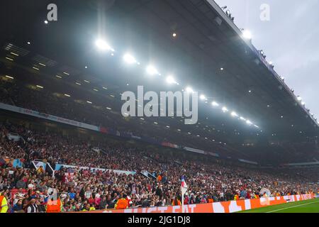 Manchester, Royaume-Uni. 06th juillet 2022. Manchester, Angleterre, 6 juillet 2022: L'Angleterre fans lors du match de football européen 2022 des femmes de l'UEFA entre l'Angleterre et l'Autriche à Old Trafford à Manchester, Angleterre. (Daniela Porcelli /SPP) crédit: SPP Sport presse photo. /Alamy Live News Banque D'Images