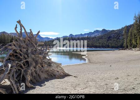 Vue sur le lac Horseshoe, situé juste à l'extérieur de la ville, dans le bassin des lacs Mammoth, en Californie Banque D'Images