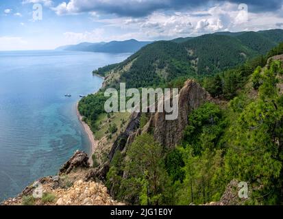Vue d'été au-dessus de la falaise au lac Baikal le jour ensoleillé. Magnifique paysage panoramique avec nuages Banque D'Images