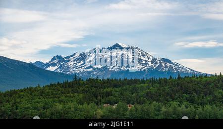 La neige a surpassé les montagnes qui ont formé les cols que les mineurs de la ruée vers l'or ont dû traverser près de Skagway Alaska Banque D'Images