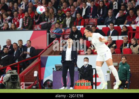 MANCHESTER, ROYAUME-UNI. 6th JUIL Sarina Wiegman, directrice de l'Angleterre, regarde le ballon lors du match d'ouverture de l'UEFA Women's Euro 2022 dans le groupe A entre l'Angleterre et l'Autriche à Old Trafford, Manchester, le mercredi 6th juillet 2022. (Credit: Pat Scaasi | MI News) Credit: MI News & Sport /Alay Live News Banque D'Images