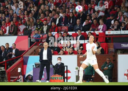 MANCHESTER, ROYAUME-UNI. 6th JUIL Sarina Wiegman, directrice de l'Angleterre, regarde le ballon lors du match d'ouverture de l'UEFA Women's Euro 2022 dans le groupe A entre l'Angleterre et l'Autriche à Old Trafford, Manchester, le mercredi 6th juillet 2022. (Credit: Pat Scaasi | MI News) Credit: MI News & Sport /Alay Live News Banque D'Images