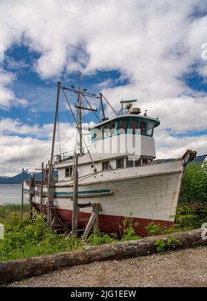 Petit bateau de pêche abandonné au bord de l'eau à Icy strait point près de Hoonah Banque D'Images