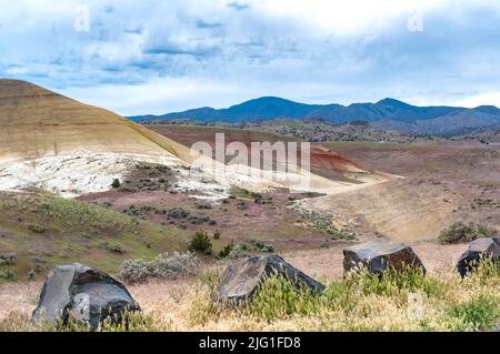 Rochers au premier plan de la formation de terre colorée et inhabituelle des collines peintes dans le centre de l'Oregon, États-Unis Banque D'Images