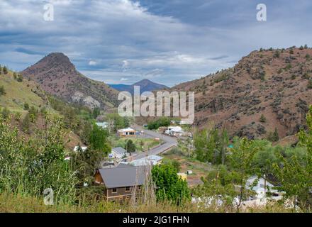 Petite ville de Mitchell Oregon aux États-Unis. Une ville d'une route entre deux collines. Banque D'Images