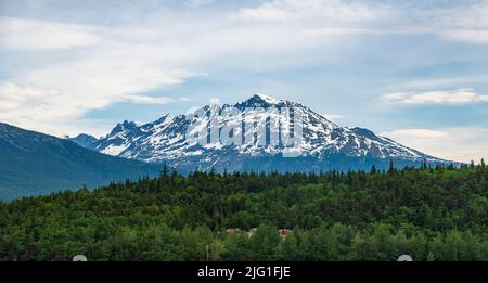 La neige a surpassé les montagnes qui ont formé les cols que les mineurs de la ruée vers l'or ont dû traverser près de Skagway Alaska Banque D'Images