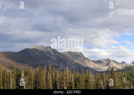 Une vue à distance du lac Horseshoe, situé juste à l'extérieur de la ville dans le bassin des lacs Mammoth, en Californie Banque D'Images