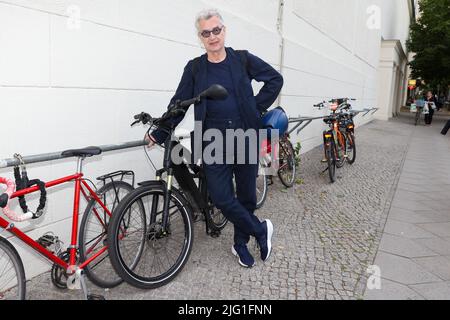 Berlin, Allemagne. 06th juillet 2022. Wim Wenders arrive à la première du film « Everything Wera change » au Filmtheater am Friedrichshain. Crédit : Gerald Matzka/dpa/Alay Live News Banque D'Images