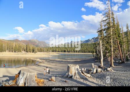 Vue sur le lac Horseshoe, situé juste à l'extérieur de la ville, dans le bassin des lacs Mammoth, en Californie Banque D'Images