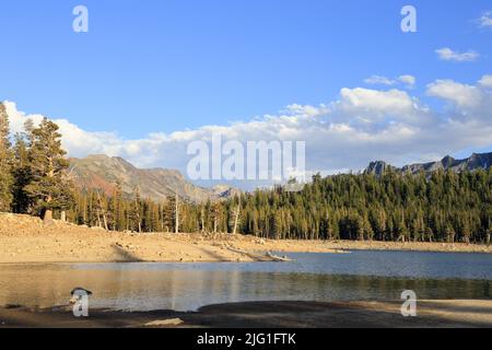 Vue sur le lac Horseshoe, situé juste à l'extérieur de la ville, dans le bassin des lacs Mammoth, en Californie Banque D'Images