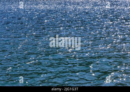 Eau étincelante d'un lac par beau temps Banque D'Images