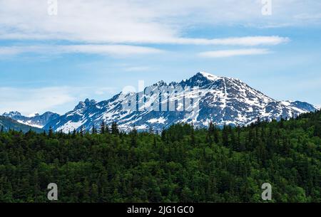 La neige a surpassé les montagnes qui ont formé les cols que les mineurs de la ruée vers l'or ont dû traverser près de Skagway Alaska Banque D'Images