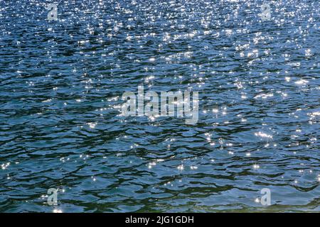 Eau étincelante d'un lac par beau temps Banque D'Images