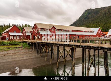 Hoonah, AK - 7 juin 2022 : l'usine de mise en conserve du saumon Hoonah est maintenant un musée à Icy Strait point en Alaska Banque D'Images