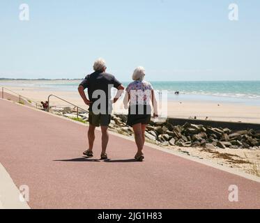 Vacanciers s'exerçant sur la promenade, Pirou Plage, Normandie, France, Europe Banque D'Images