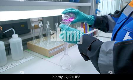 Concept de sciences médicales et expérience en laboratoire de biotechnologie. Attache. Recherche scientifique féminine travaillant avec des produits chimiques Banque D'Images