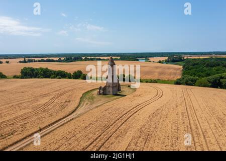 Somogyvámos, Hongrie - vue aérienne sur la ruine de l'église abandonnée nommée Pusztatemplom au milieu d'un champ agricole. Banque D'Images