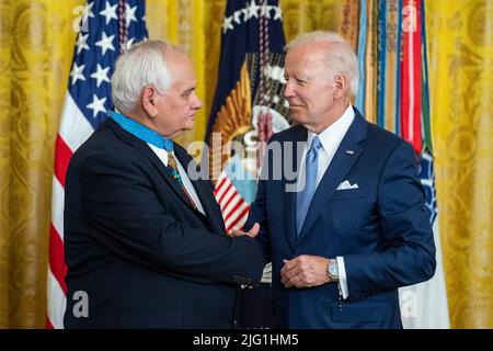 Washington, États-Unis d'Amérique. 05th juillet 2022. Washington, États-Unis d'Amérique. 05 juillet 2022. Le président américain Joe Biden, à droite, félicite la SPC à la retraite. Dwight Birwell après lui avoir présenté la Médaille d'honneur pour ses actions pendant la guerre du Vietnam lors d'une cérémonie dans la salle est de la Maison Blanche, 5 juillet 2022 à Washington, DC crédit: Adam Schultz/White House photo/Alay Live News Banque D'Images