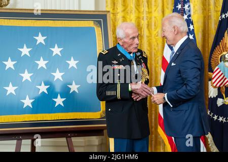 Washington, États-Unis d'Amérique. 05th juillet 2022. Washington, États-Unis d'Amérique. 05 juillet 2022. Le président américain Joe Biden, à droite, félicite le Maj. John Duffy à la retraite après lui avoir présenté la Médaille d'honneur pour ses actions pendant la guerre du Vietnam lors d'une cérémonie dans la salle est de la Maison Blanche, 5 juillet 2022 à Washington, DC crédit: Adam Schultz/White House photo/Alay Live News Banque D'Images