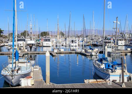 Bateaux et yachts à Vintage Marina à Oxnard, Californie, un après-midi ensoleillé Banque D'Images