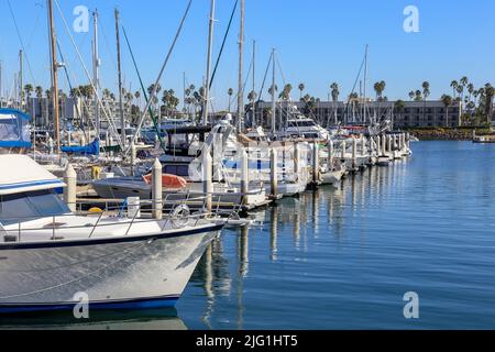 Bateaux et yachts à Vintage Marina à Oxnard, Californie, un après-midi ensoleillé Banque D'Images