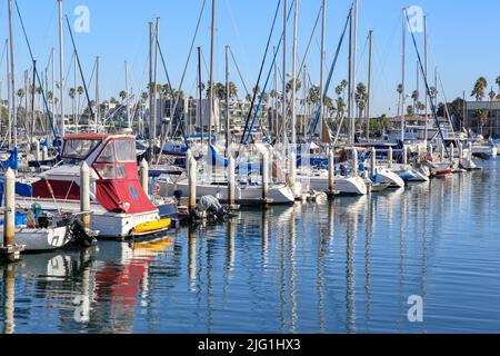 Bateaux et yachts à Vintage Marina à Oxnard, Californie, un après-midi ensoleillé Banque D'Images