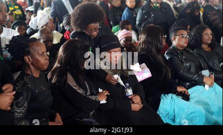 Est de Londres, Afrique du Sud. 6th juillet 2022. Un membre de la famille désinge lors des funérailles de masse de 21 jeunes victimes de la tragédie de la taverne de la semaine dernière à l'est de Londres, dans la province du Cap-Oriental, en Afrique du Sud, sur 6 juillet 2022. Le président sud-africain Cyril Ramaphosa a mis mercredi en garde les citoyens contre la consommation d'alcool de moins de deux ans, affirmant que le pays perd sa future génération à cette « cour ». Crédit: Xabiso Mkhabela/Xinhua/Alay Live News Banque D'Images