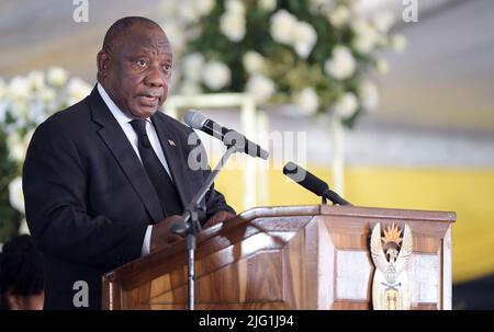 Est de Londres, Afrique du Sud. 6th juillet 2022. Le président sud-africain Cyril Ramaphosa s'exprime lors des funérailles de masse de 21 jeunes victimes de la tragédie de la taverne de la semaine dernière à l'est de Londres, dans la province du Cap-Oriental, en Afrique du Sud, sur 6 juillet 2022. Le président sud-africain Cyril Ramaphosa a mis mercredi en garde les citoyens contre la consommation d'alcool de moins de deux ans, affirmant que le pays perd sa future génération à cette « cour ». Crédit: Xabiso Mkhabela/Xinhua/Alay Live News Banque D'Images